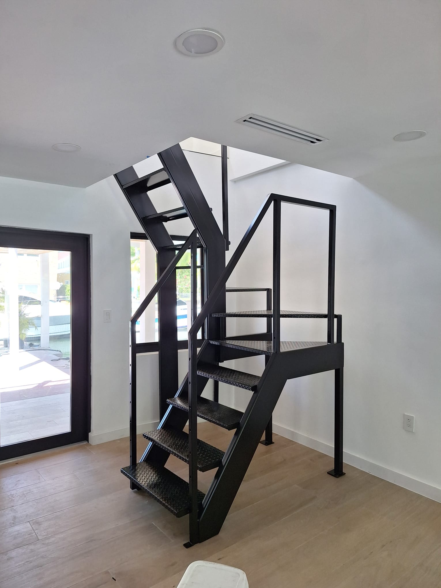 Escalera y baranda estructural en acero negro