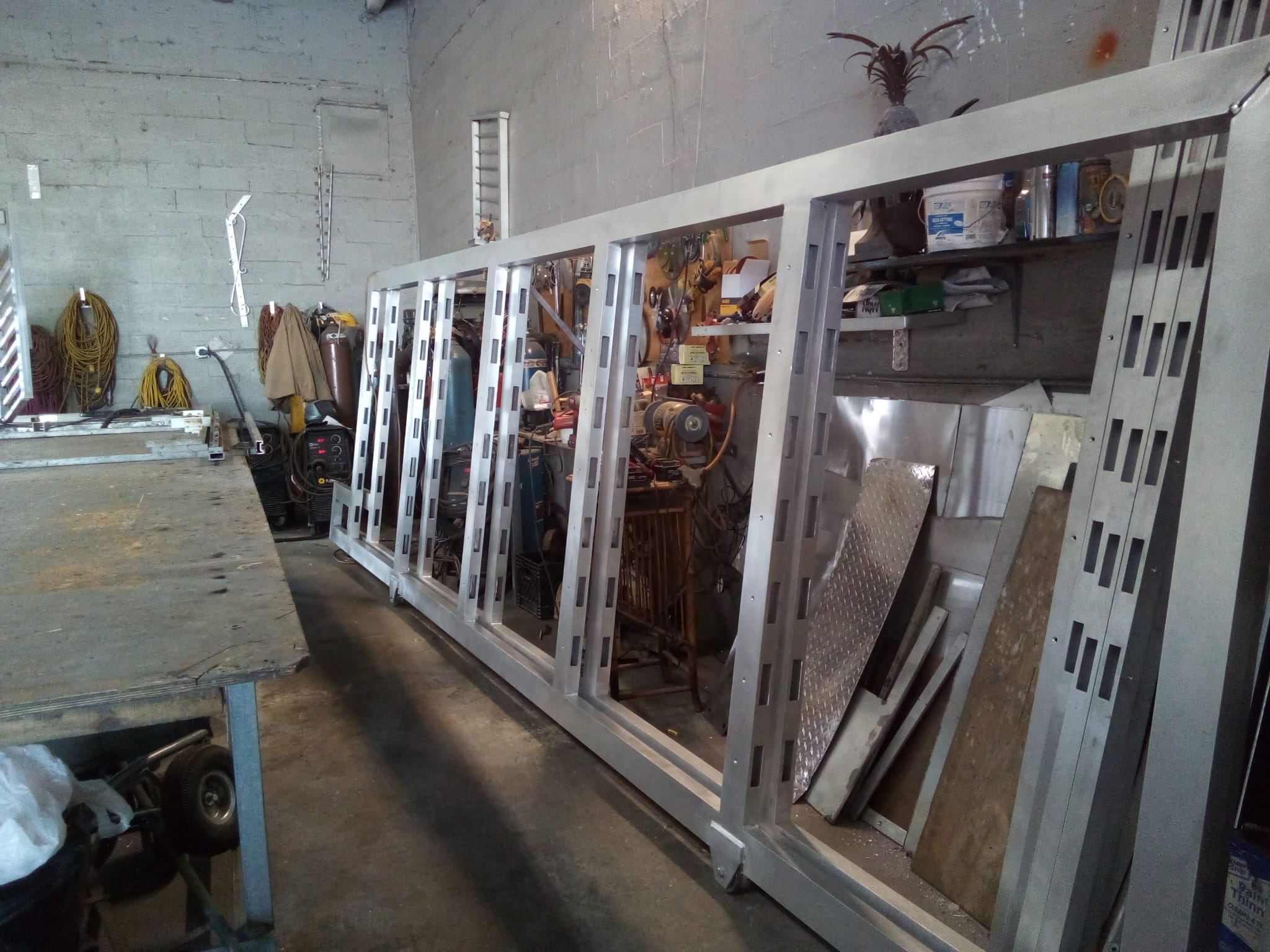 Interior del taller de Premium Welder, con herramientas y equipo de soldadura