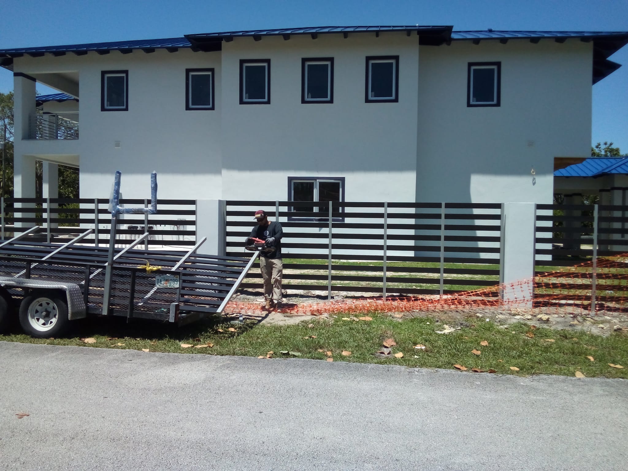 Cerca de listones horizontales ya instalada junto a una casa